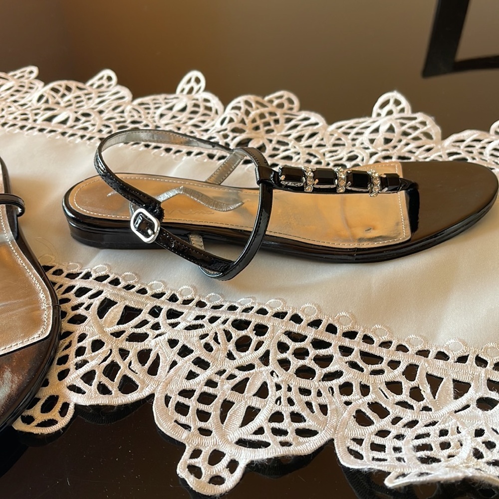 Women size 8 sandals black color flip flop style with back - Picture 2 of 7